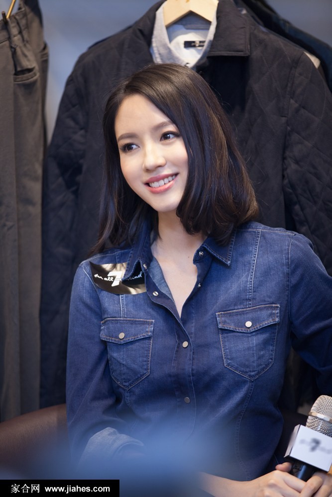 张梓琳牛仔风尚演绎摩登都市格调 张梓琳侧身回眸浅笑,阳光透过发丝泛起金色光晕,牛仔纹理在光影中格外清晰